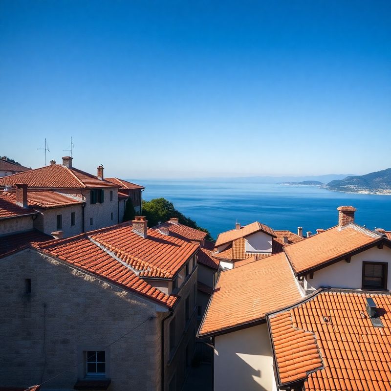 Pogled na strehe slovenskega obalnega mesta ob azurnem nebu